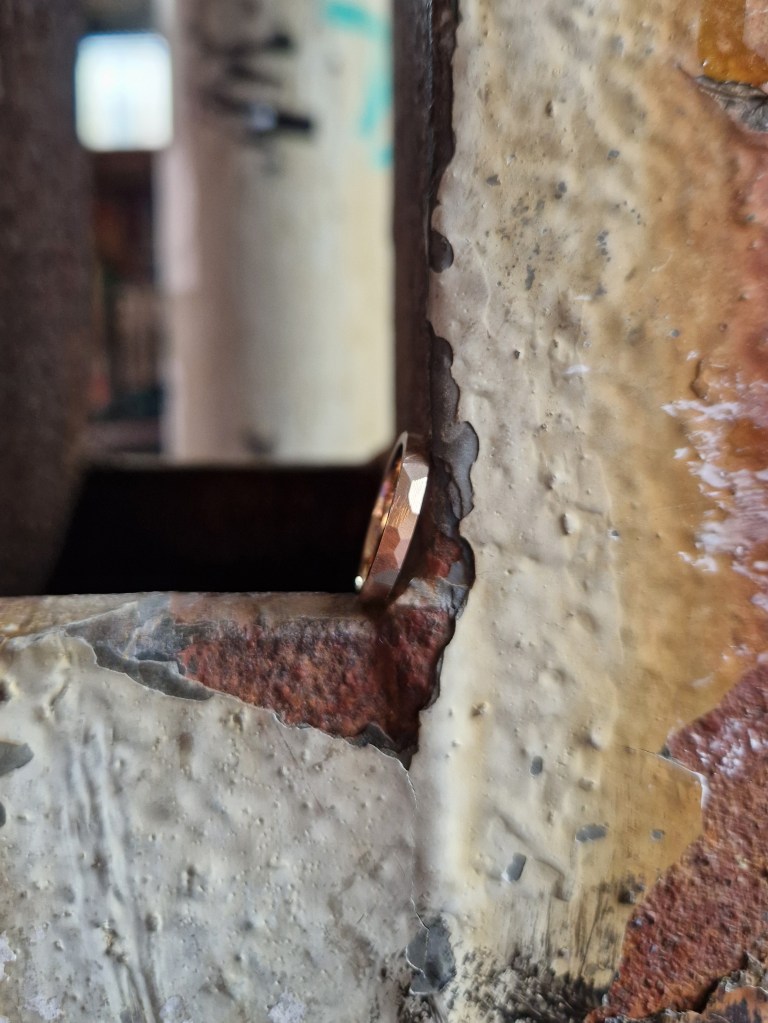 Facettenring Roségold 585/
an Säule, Draufsicht