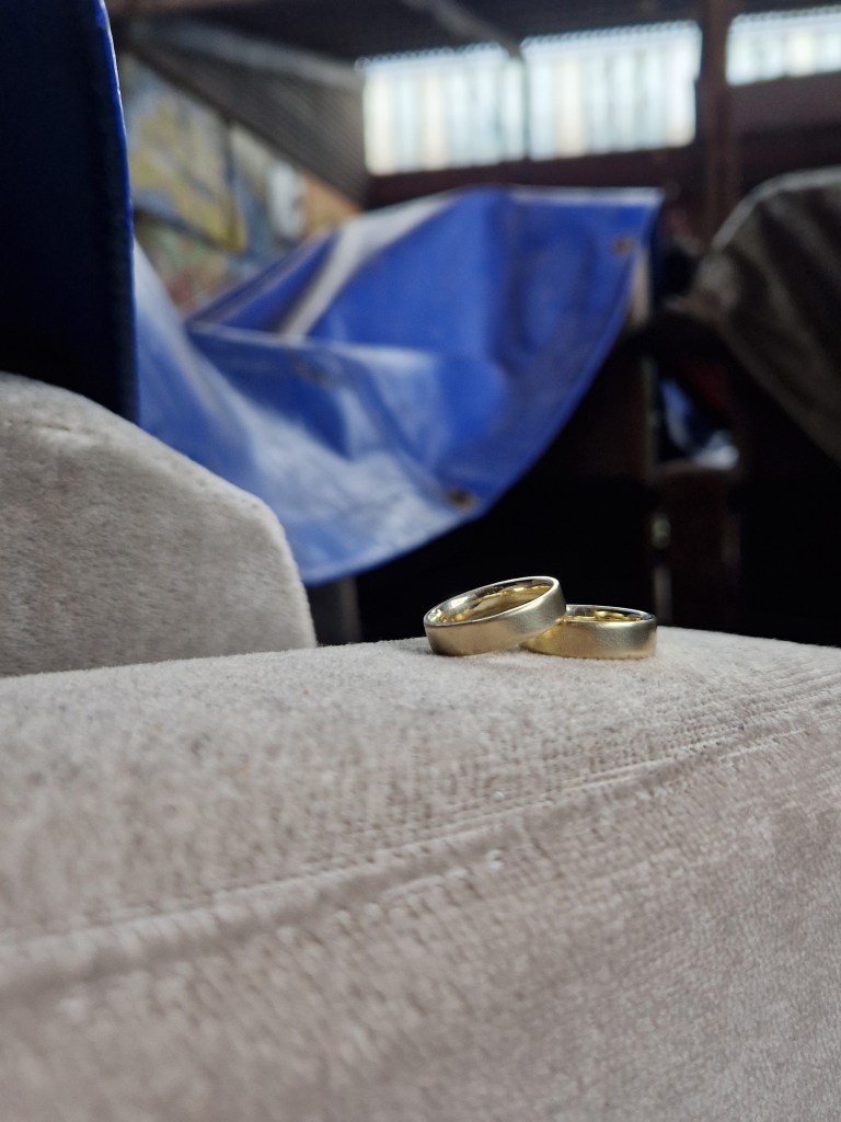 Handgefertigte Trauringe aus Gold 585, individuelles Design aus meinem Atelier auf der Feinkost Leipzig – Unikate, fotografiert auf dem Feinkosthof.