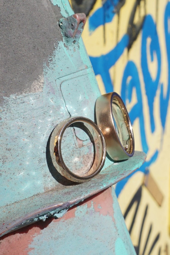 breite Roségoldringe 585/
links Hammerschlag poliert rechts schlagmatt