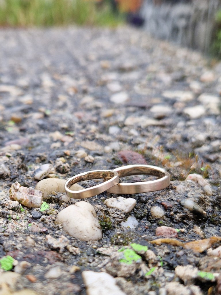 Handgefertigte Weißgold-Trauringe 750 in Wellenform, individuelle Ringe aus meinem Atelier auf der Feinkost Leipzig, fotografiert unter der Löffelfamilie in Leipzig.